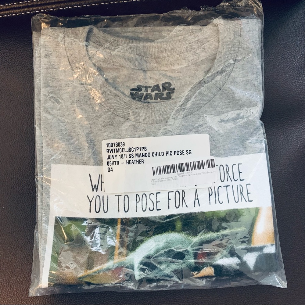 New 🏵 STAR WARS Mandalorian The Child Picture Pose Baby Yoda Boys Juvy T-Shirt - Picture 2 of 2